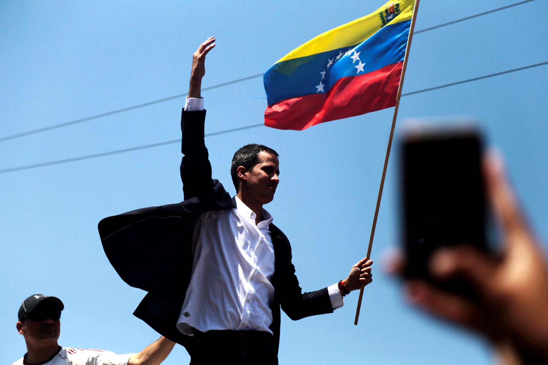El presidente del parlamento venezolano, Juan Guaidó, es recibido a la salida del aeropuerto de Caracas por multitud de simpatizantes.