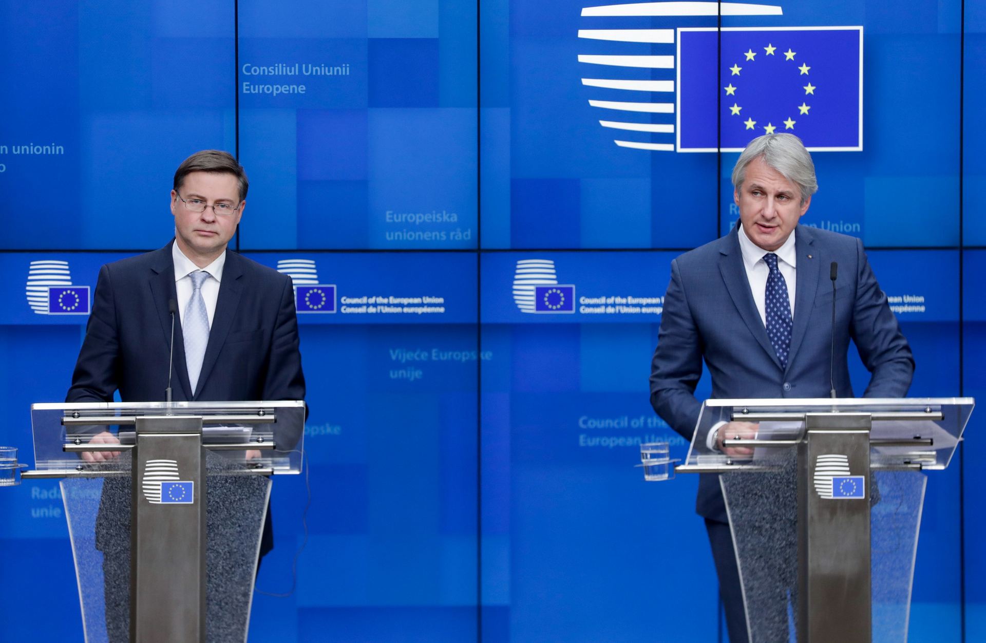 El ministro rumano de Finanzas, Eugen Therdorovici (d). / efe