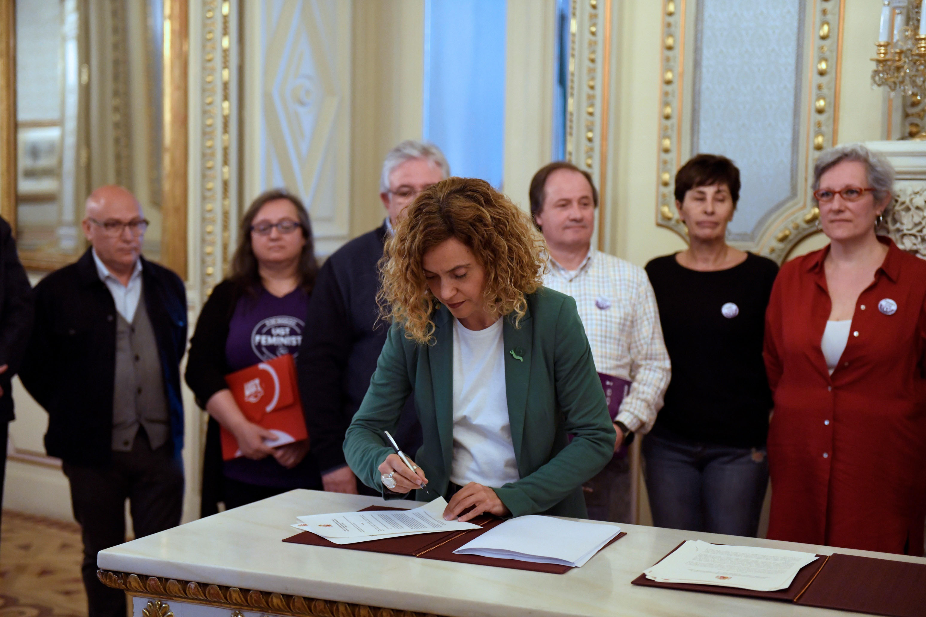 La ministra de Política Territorial y Función Pública, Meritxell Batet, firma el IV convenio único para personal laboral.