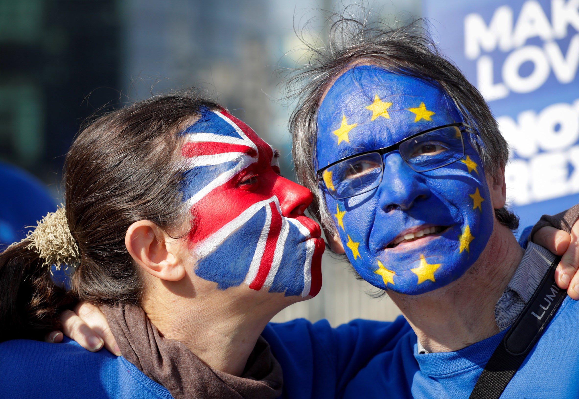 Dos activistas participan en una manifestación contra el brexit y a favor de un nuevo referéndum, ayer en Bruselas.