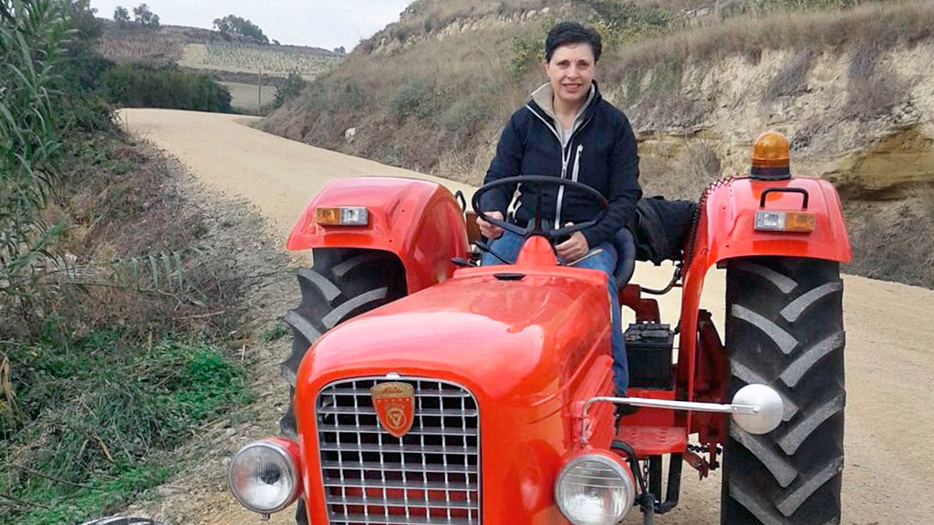 Consuelo Valgañón, con su tractor restaurado y que utiliza para hacer rutas de vehículos históricos. / el adelantado