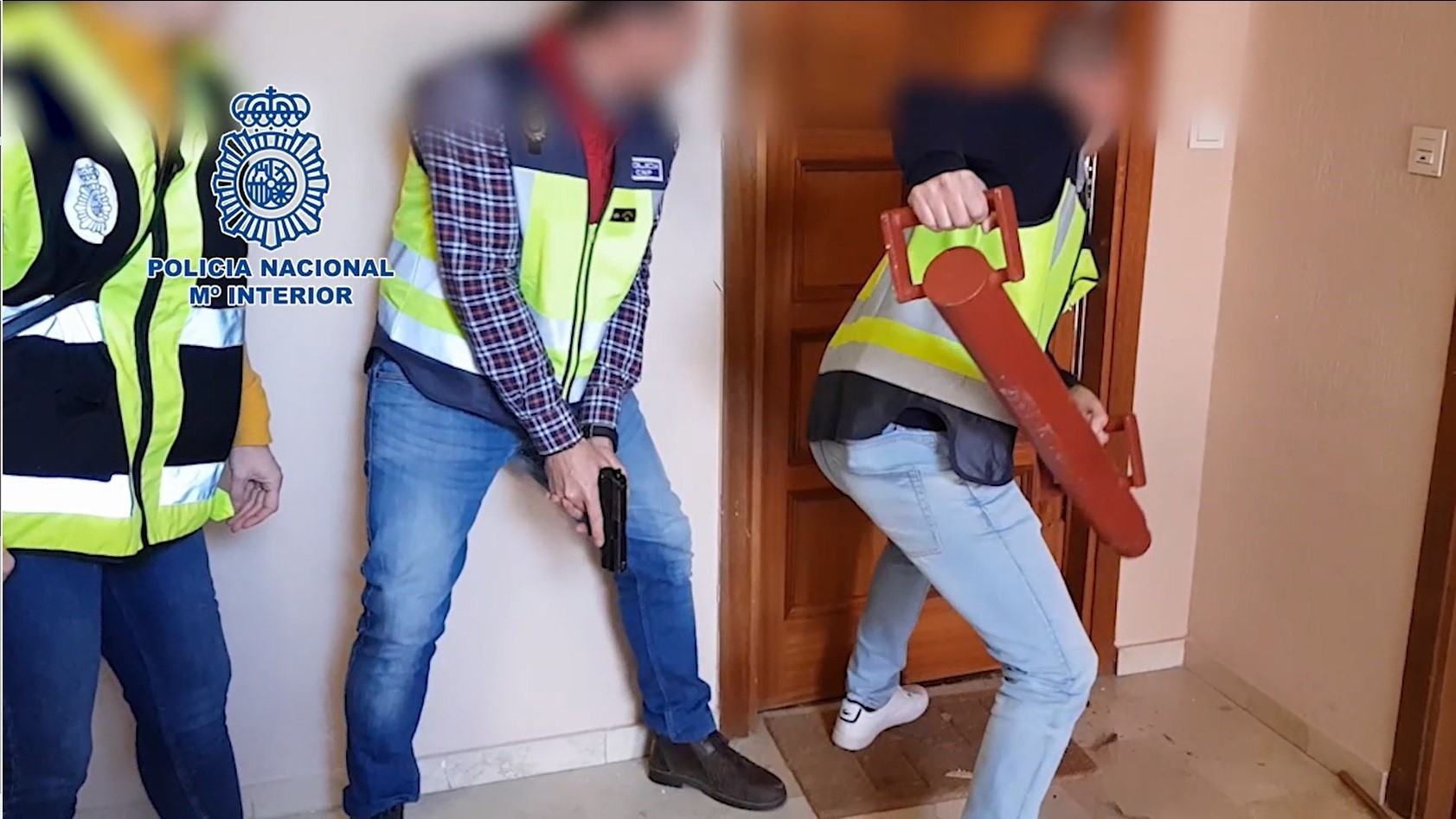 La organización de proxenetas también se dedicaba al tráfico de drogas.