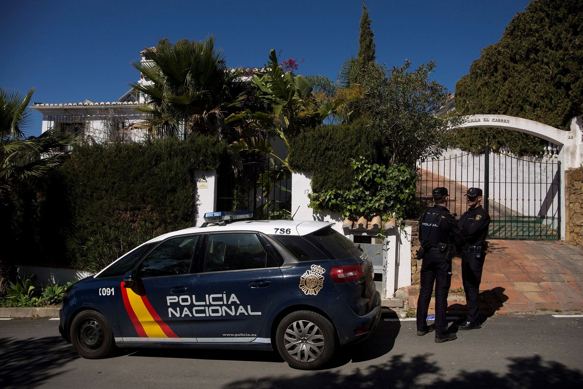 Dos agentes de policía custodian la casa donde un hombre de 55 años asesinó a su mujer en Estepona.