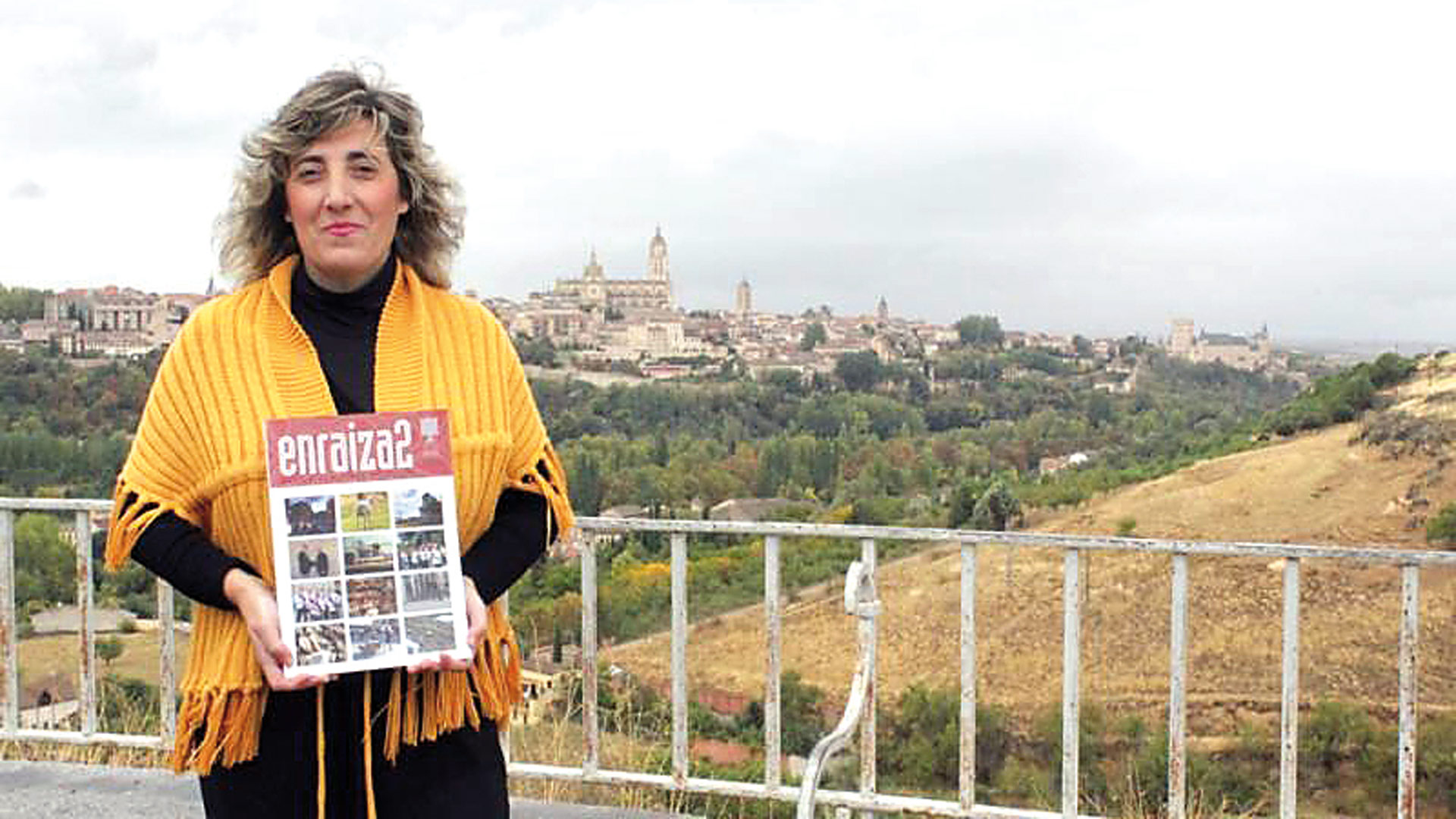 Esther Maganto con uno de los ejemplares de enraizado2 en sus manos.
