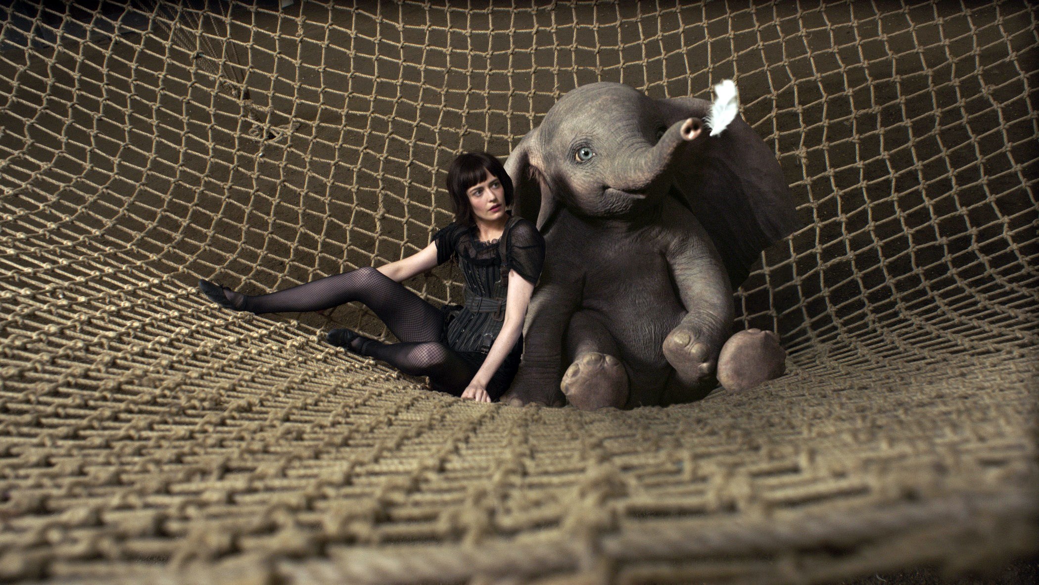 La actriz Eva Green, caracterizada como Colette Marchant, junto al bebé elefante Dumbo.