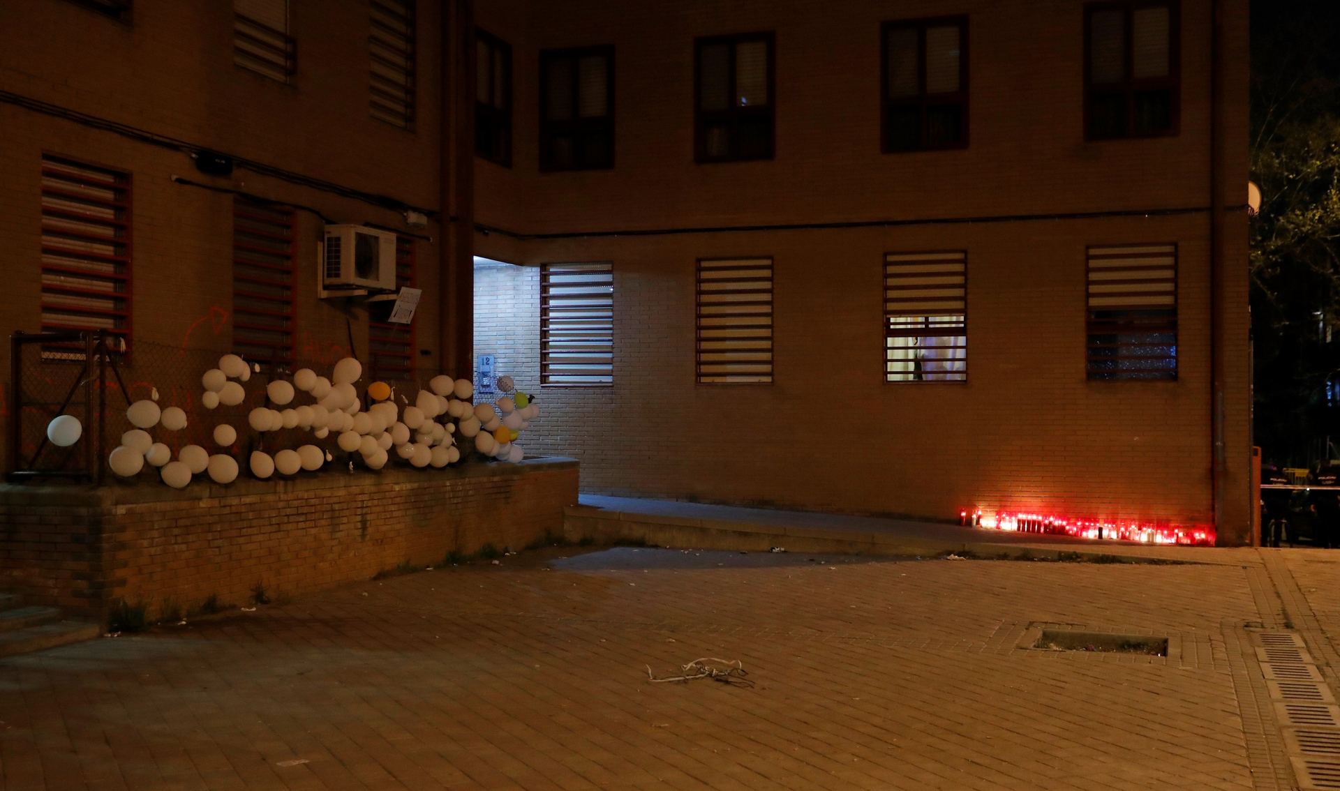 Un pequeño altar con velas en el lugar donde murió asesinado Francisco D.C. por una puñalada en el cuello.