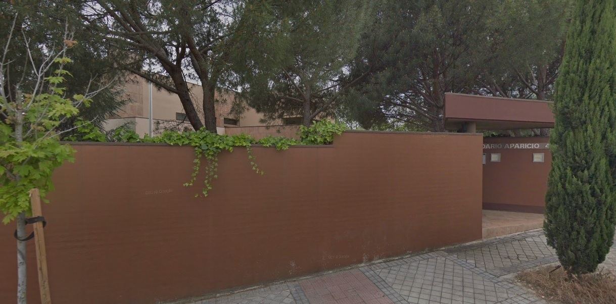 Entrada al edificio que alberga la embajada de Corea del Norte en el barrio de Aravaca, en Madrid