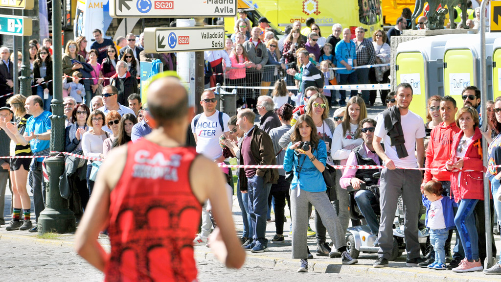 El atleta del Venta Magullo Alberto Vigil, segundo segoviano, entra en una zona de público en mitad del recorrido de la carrera. / KAMARERO
