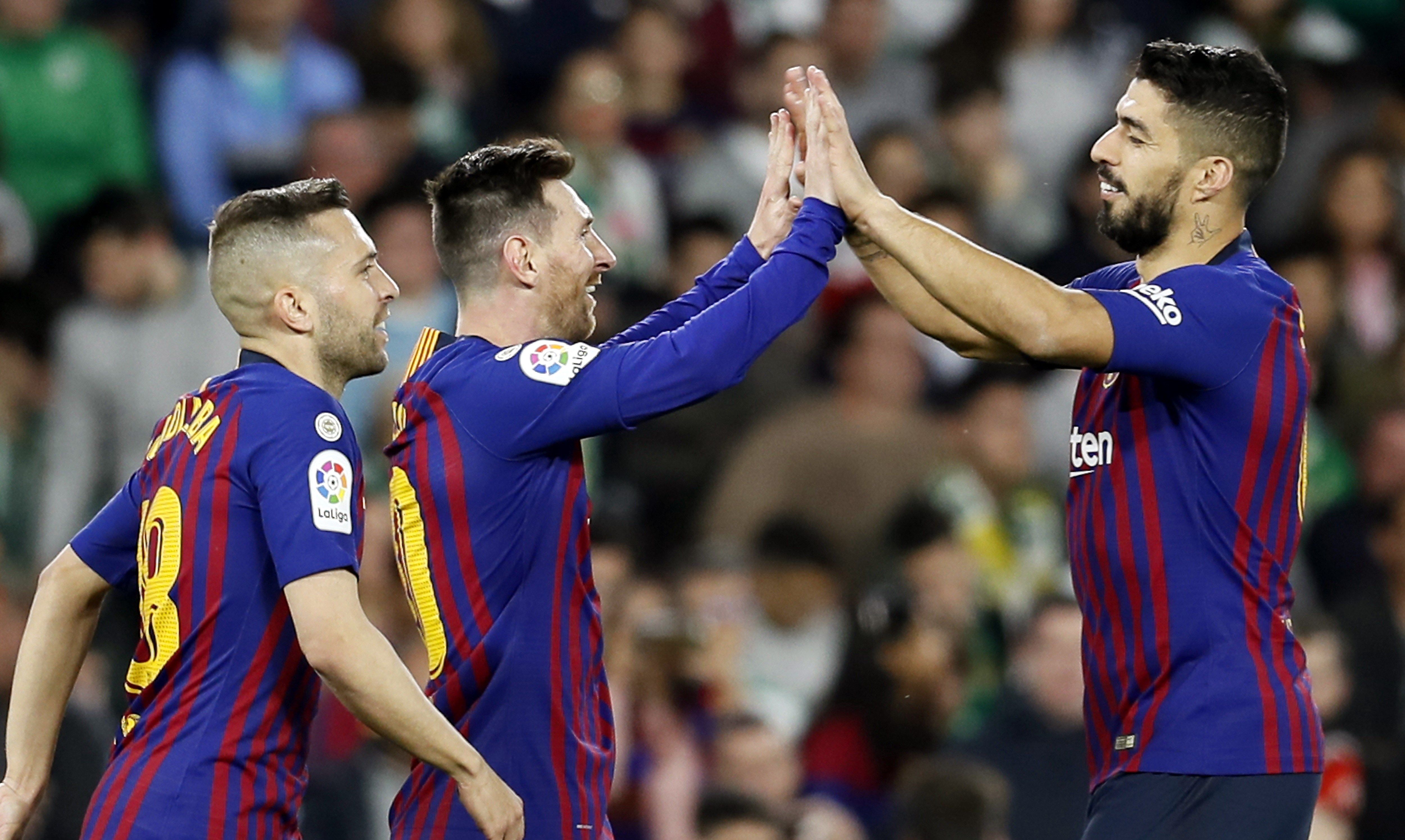 Messi asalta el Villamarín 1 Suárez, Messi y Jordi Alba celebran uno de los goles del Barcelona.