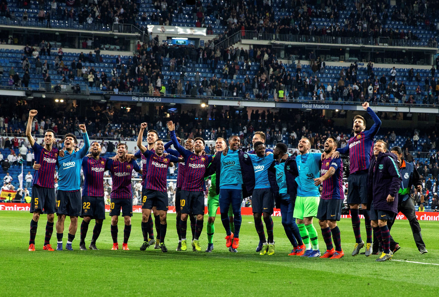 El Barça doma el Bernabéu 1 Los jugadores del FC Barcelona celebran sobre el césped del Santiago Bernabéu el triunfo del sábado (0-1) en el último Clásico, su cuarta victoria seguida en Liga en el estadio del eterno rival.