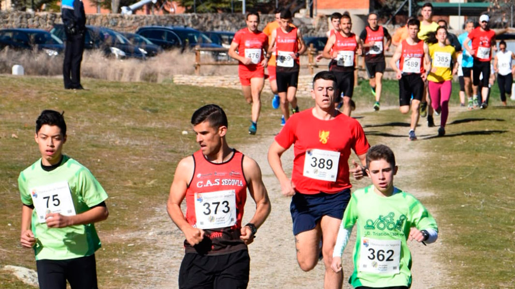 Los atletas, en pleno esfuerzo tras tomar la salida. / EL ADELANTADO