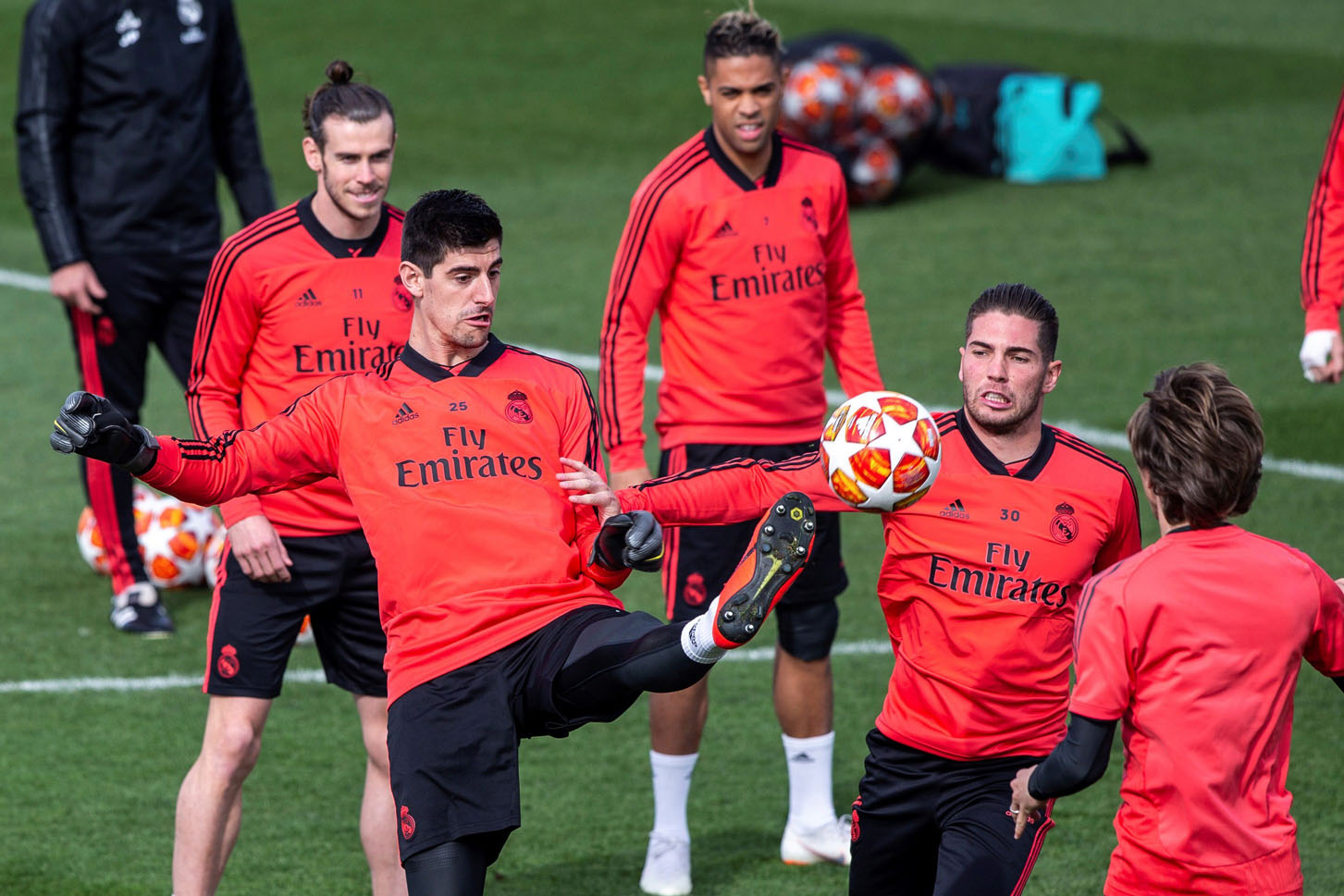 El Real Madrid se ejercitó en la ciudad deportiva de Valdebebas antes de afrontar esta noche en el Santiago Bernabéu el encuentro de vuelta de octavos de final de la Champions contra el Ajax holandés.