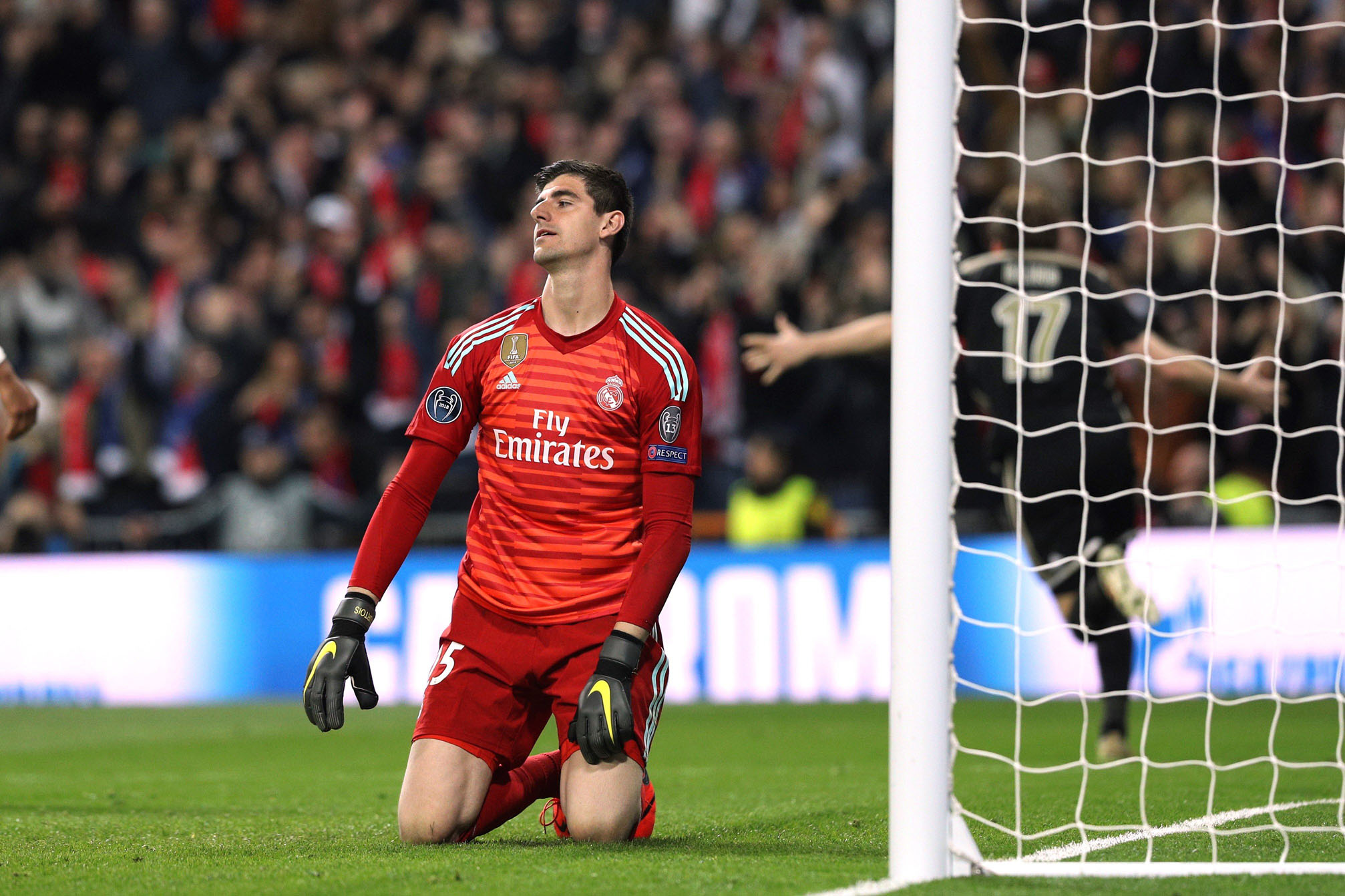 Thibaut Courtois se lamenta después de encajar el tercer gol del Ajax, que ponía cuesta arriba la eliminatoria para un Real Madrid que vio esfumarse su última bala para salvar la temporada.