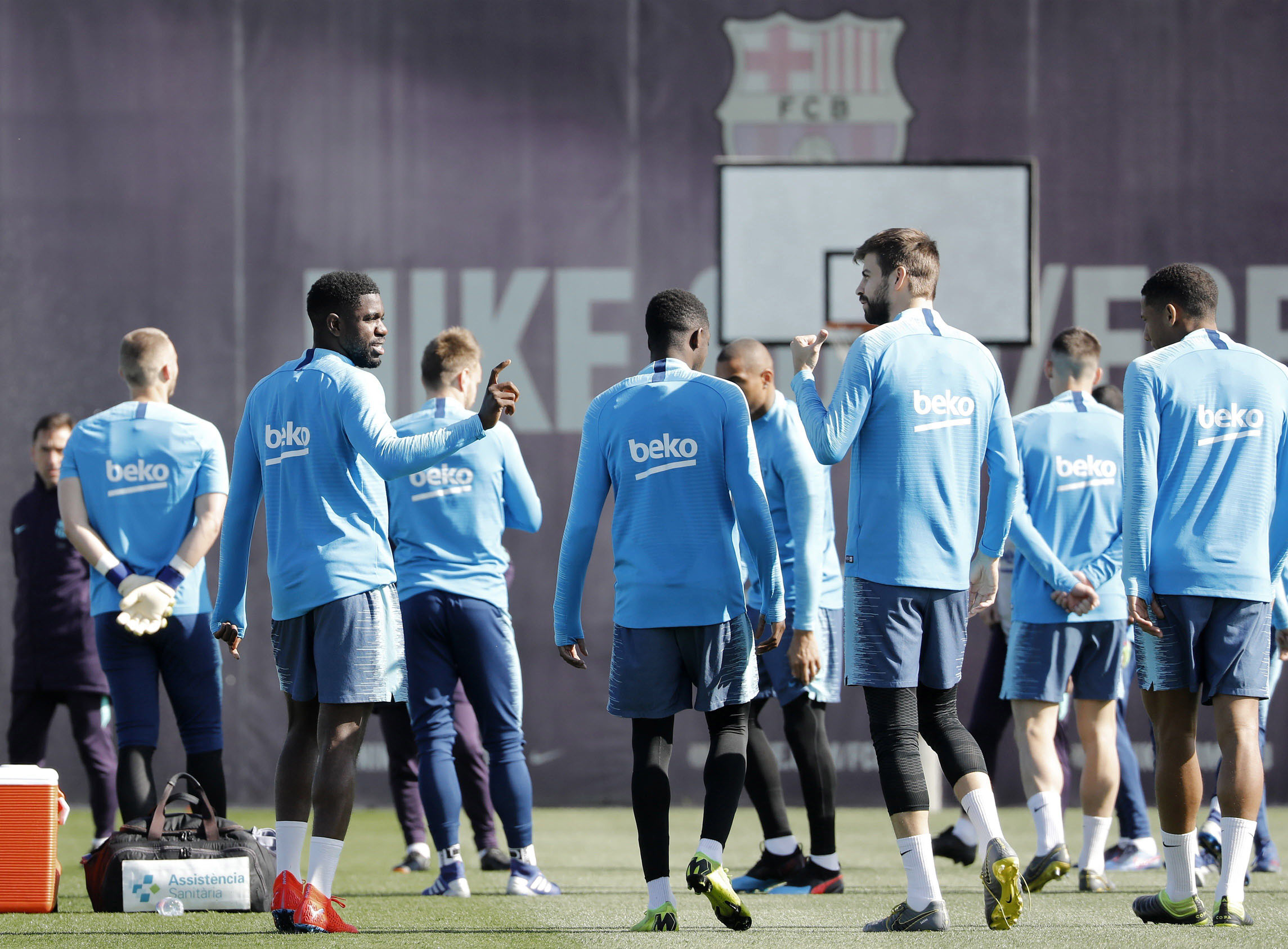Los jugadores del Barça, en el entrenamiento previo al partido contra el Rayo Vallecano.