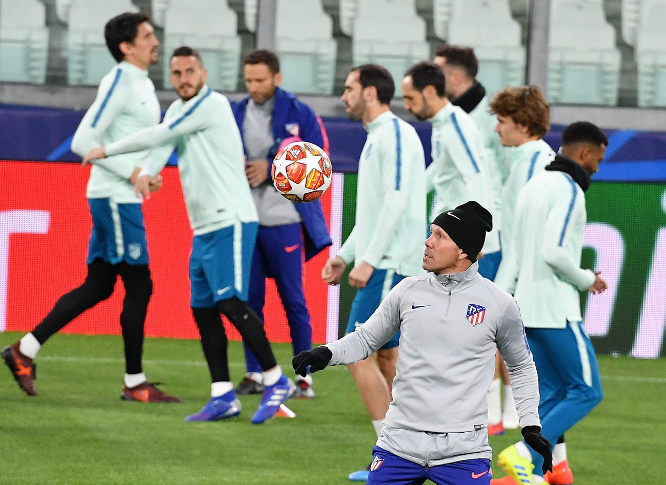 El entrenador del Atlético de Madrid, Diego Pablo Simeone, durante la sesión de entrenamiento de su equipo en el Allianz Stadium de Turín antes de enfrentarse esta noche a la Juventus