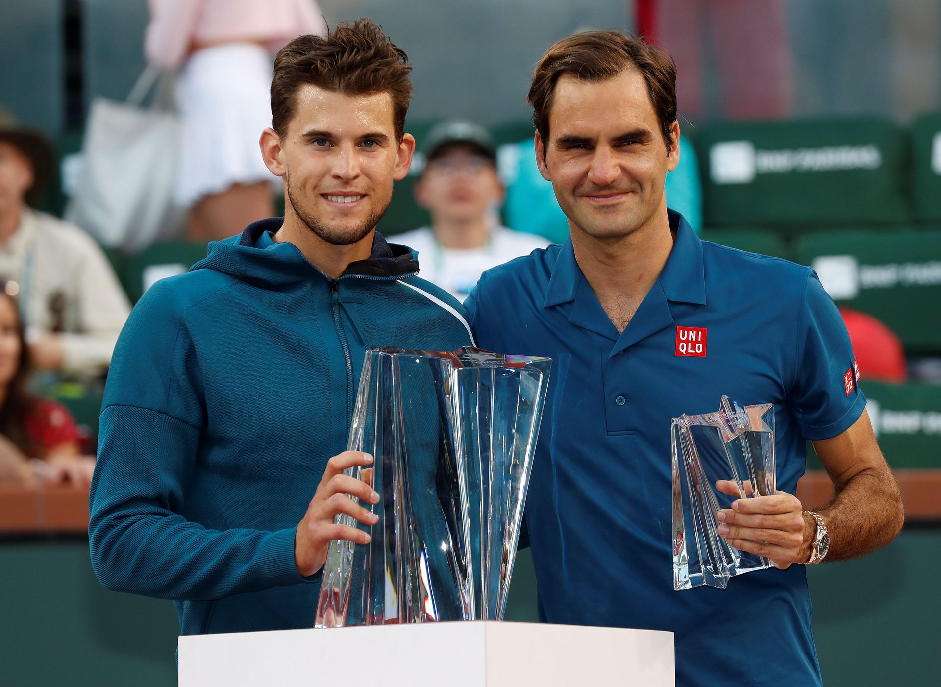 Dominic Thiem, (i) y Roger Federer (d) posan con sus trofeos tras la final de Indian Wells, en Estados Unidos.