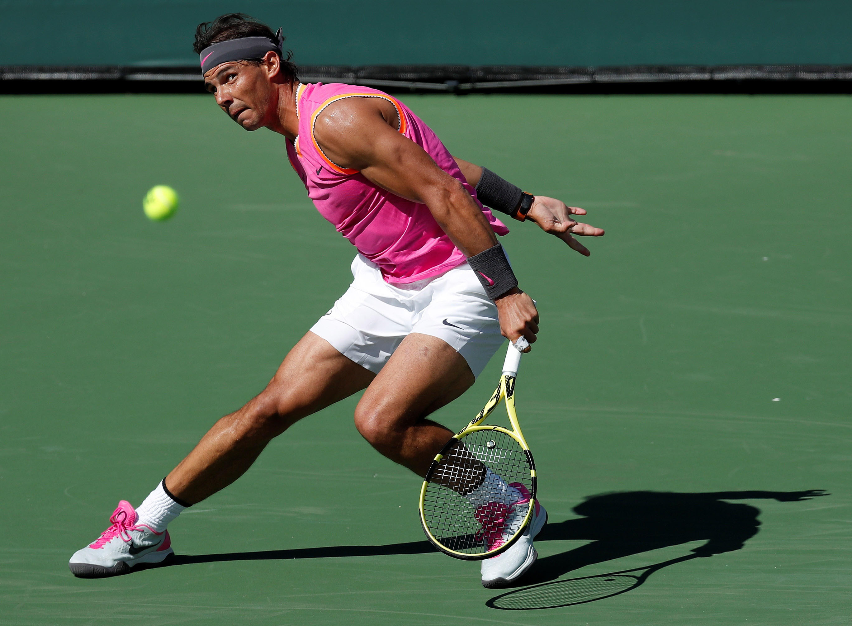 Rafa Nadal devuelve una bola en el torneo de Indian Wells.