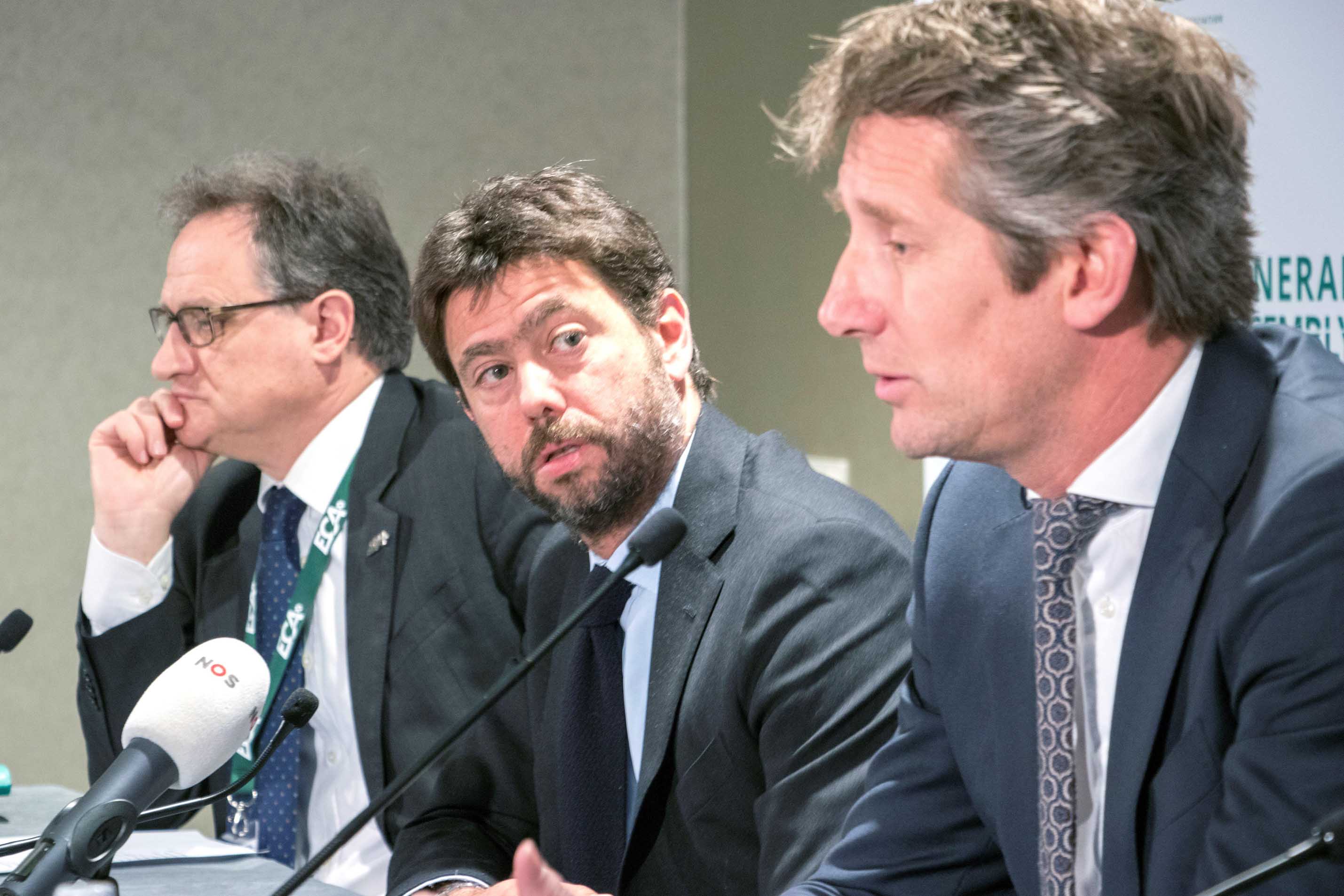 El presidente de la ECA, Andrea Agnelli (centro), junto a Michele Centenaro (izq) y Edwin van der Sar (dcha).