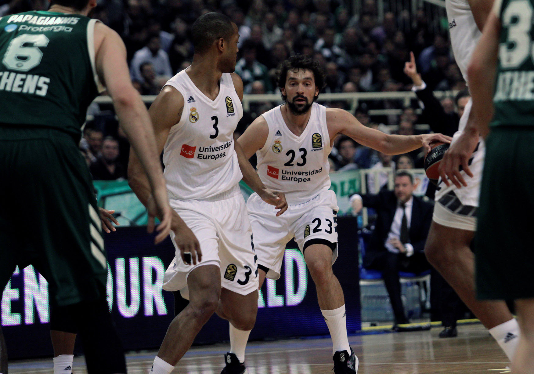 Sergio Llull, en acción ayer ante el Panathinaikos.