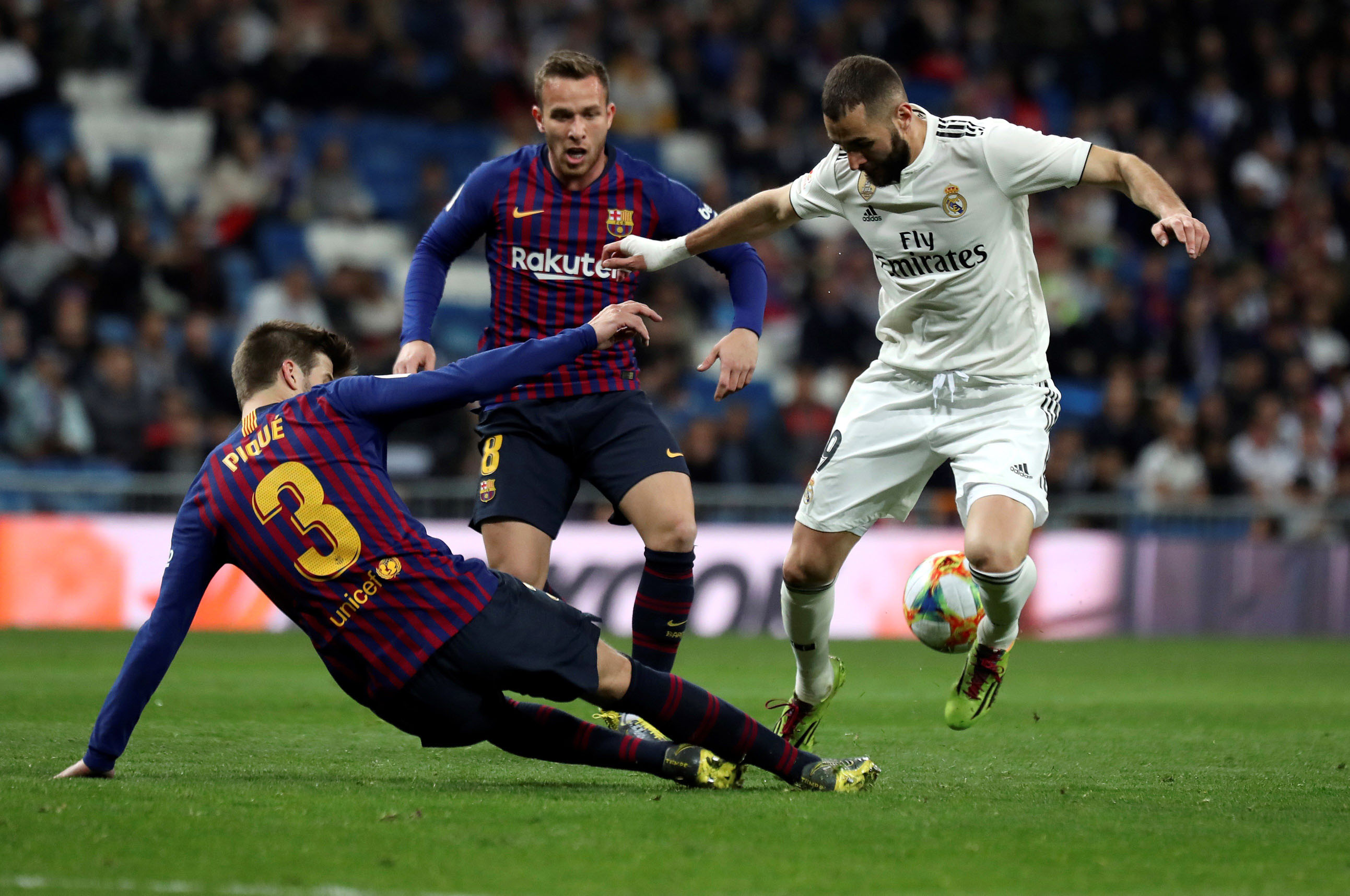 Piqué trata de robarle el balón a Benzema durante el Real Madrid-FC Barcelona de vuelta de semifinales de la Copa del Rey, el pasado miércoles en el Santiago Bernabéu.