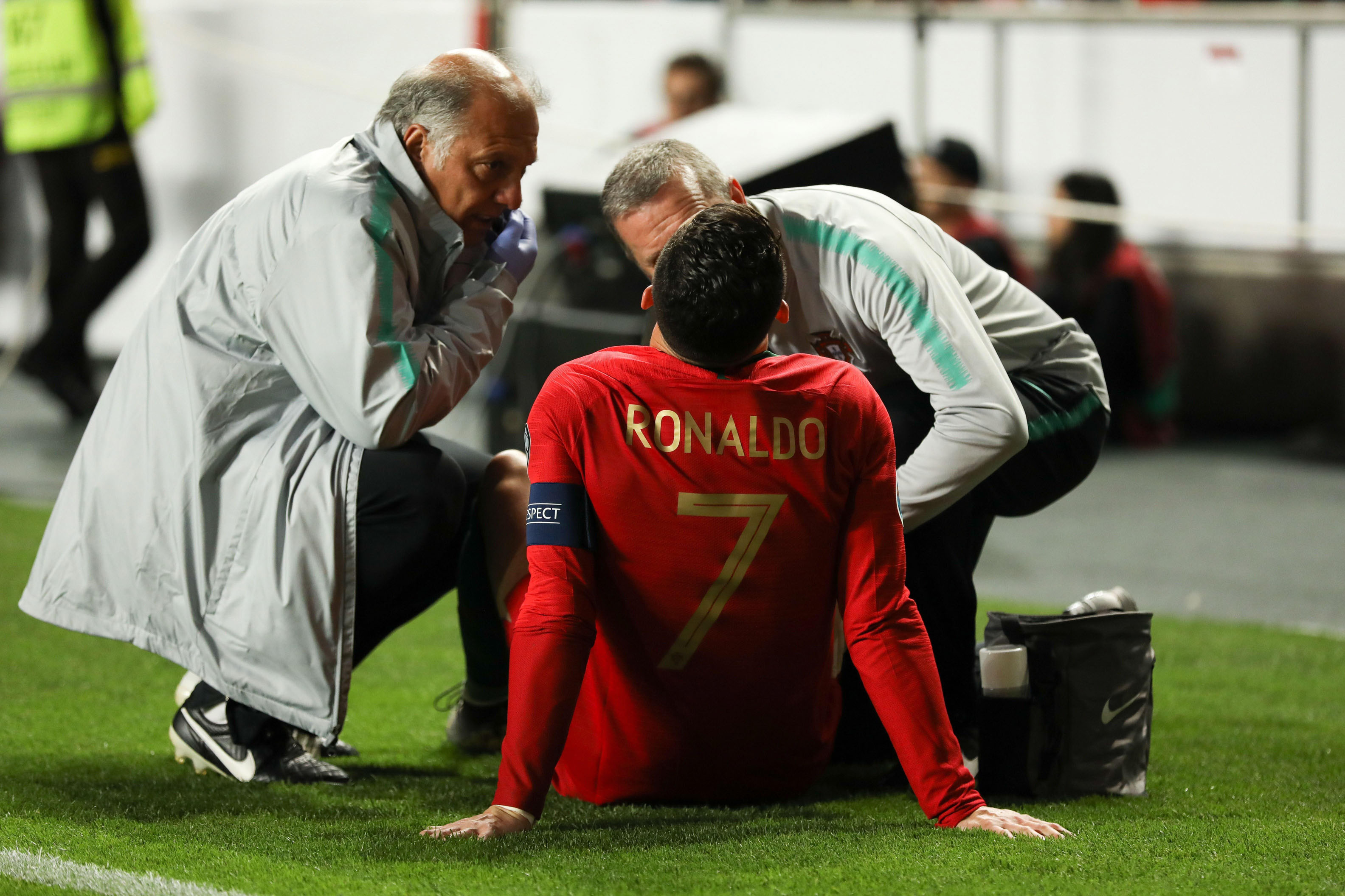 Cristiano, lesionado “de aparente levedad” 1 Cristiano Ronaldo se tuvo que retirar lesionado ante Serbia.