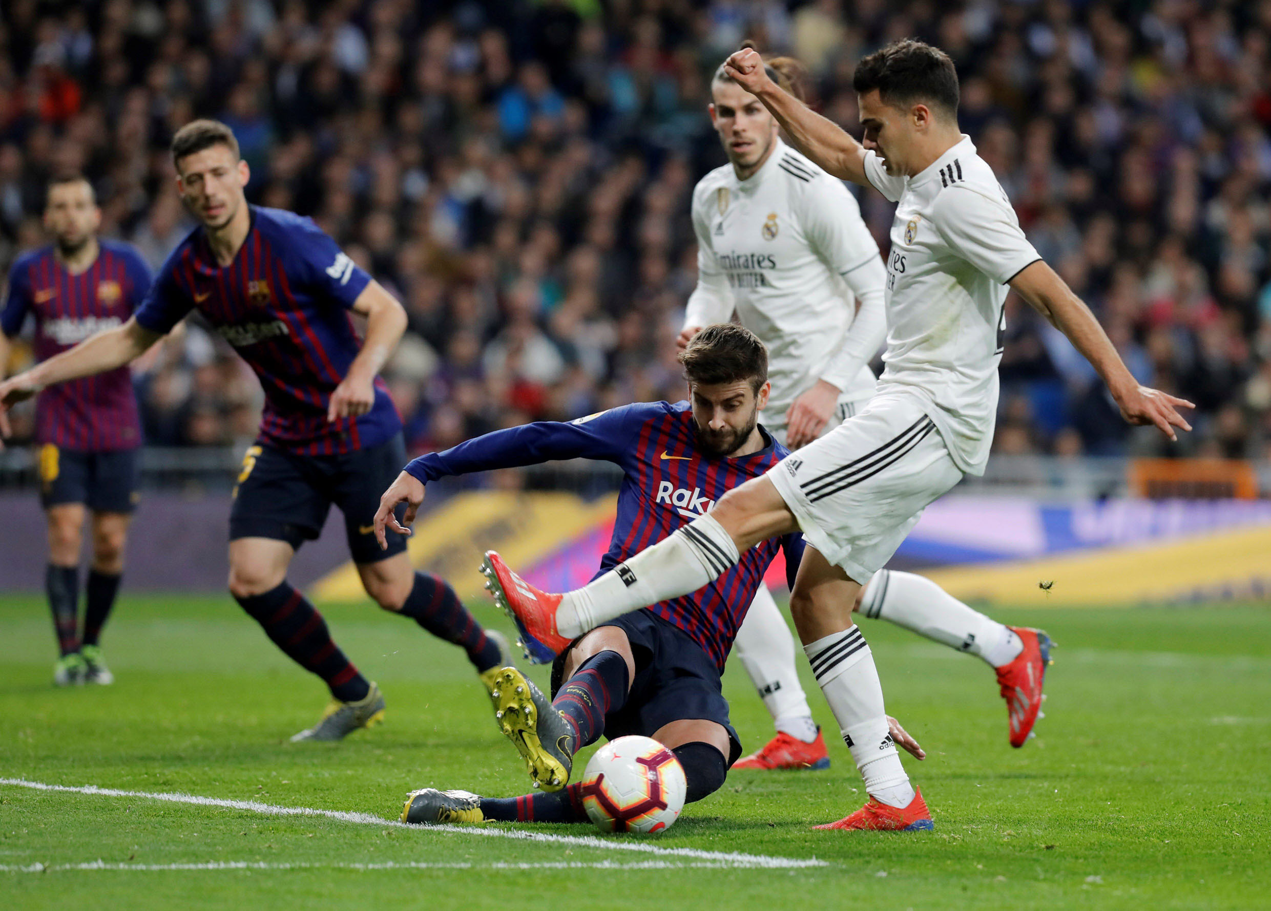 Los clubes españoles ingresaron más de 4.100 millones en 2018 1 Una jugada del último partido entre el Real Madrid y el FC Barcelona.