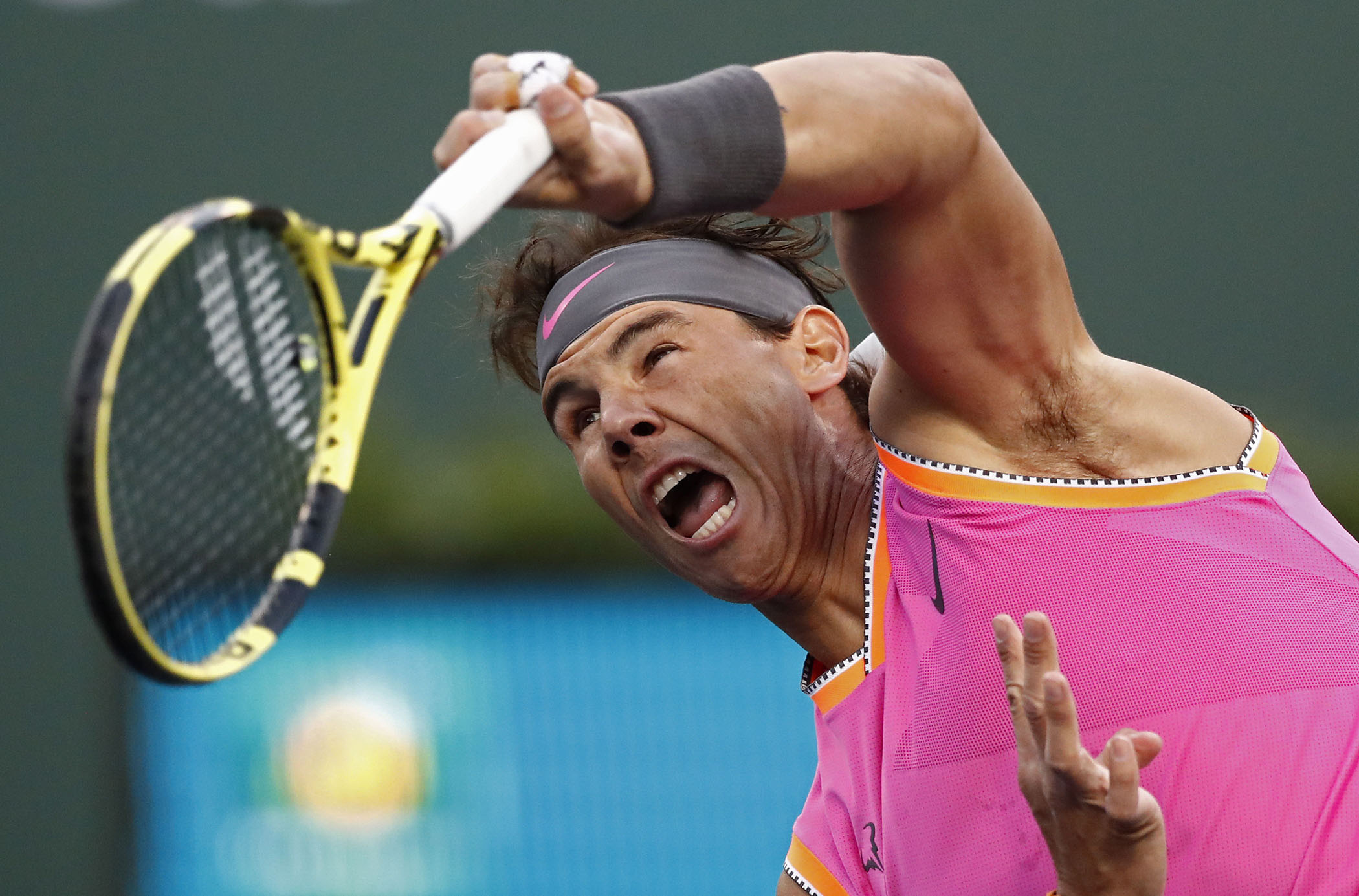 Rafa Nadal saca durante su partido ante Jared Donaldson.