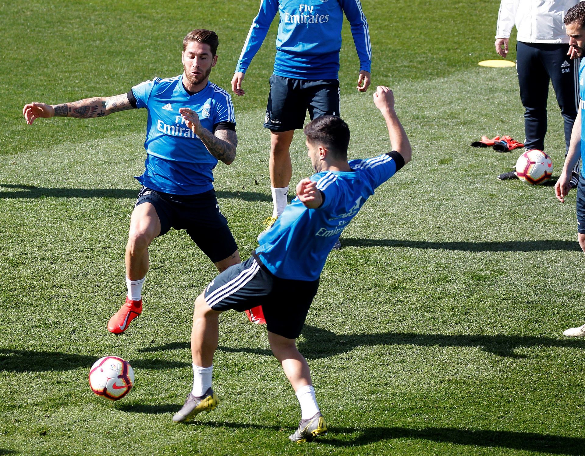 El Valladolid pone a prueba al Real Madrid tras su batacazo europeo 1 El capitán del Real Madrid Sergio Ramos (i) en el entrenamiento del equipo en la Ciudad Deportiva de Valdebebas. / EFE