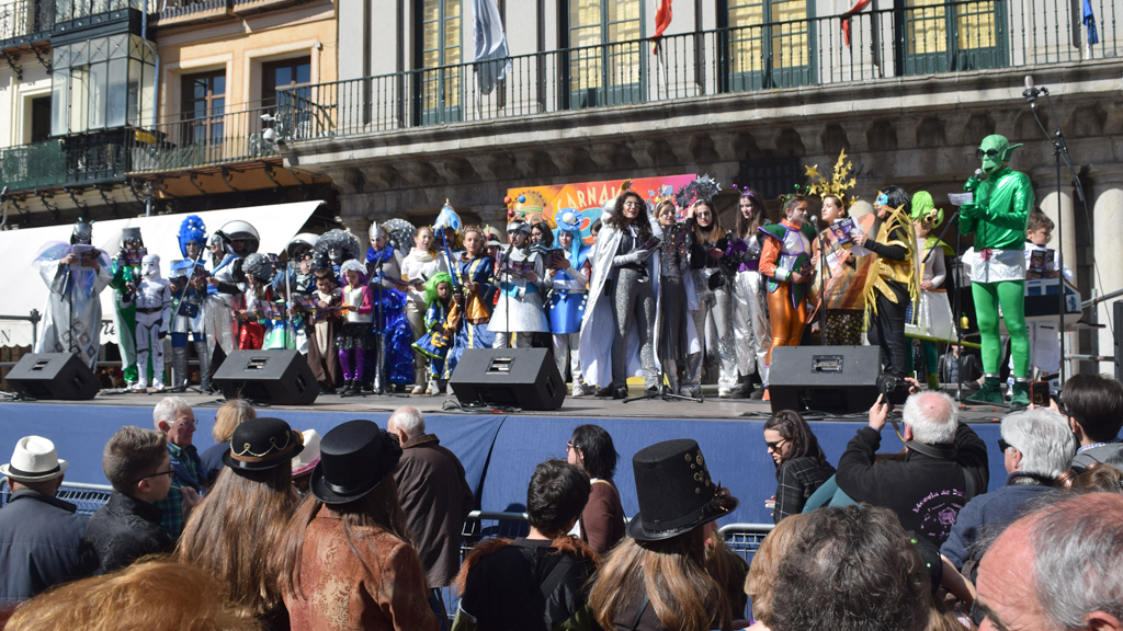 Las comparsas cantaron sus coplas en la Plaza Mayor. / ROCIO PARDOS