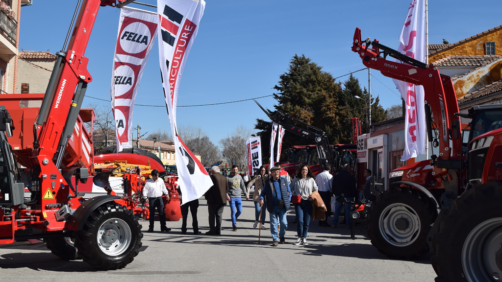 El gran número de tractores y maquinaria agropecuaria en exposición atrae a un importante número de ganaderos y agricultores al municipio.