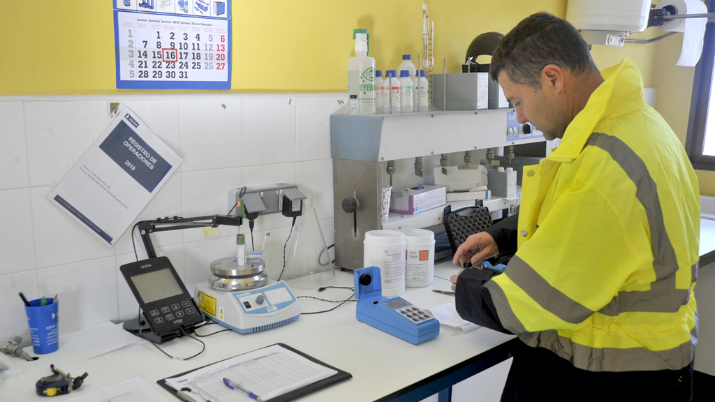 Instalaciones de la Estación de Tratamiento de Agua Potable (ETAP) de Rancho El Feo, donde se trata el agua del embalse municipal de Puente Alta. / Kamarero