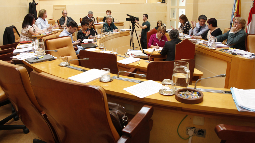 Imagen del Pleno municipal semivacío tras la marcha de los concejales del Partido Popular, UPyD-Centrados e Izquierda Unida. / Nerea Llorente