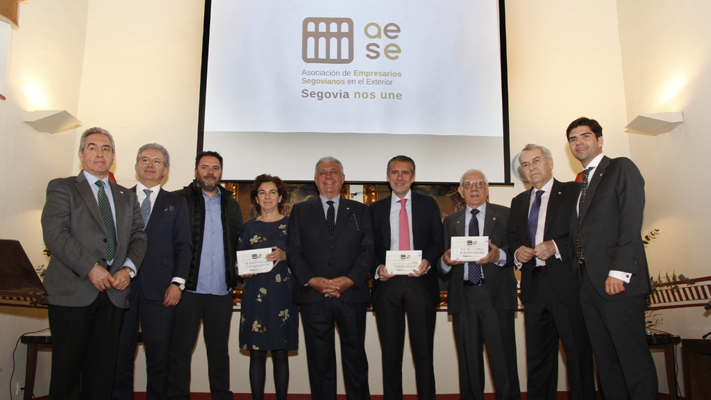 Los responsables de la Asociación de Empresarios en el Exterior (AESE), posan con los premiados ayer. / fotos: nerea llorente