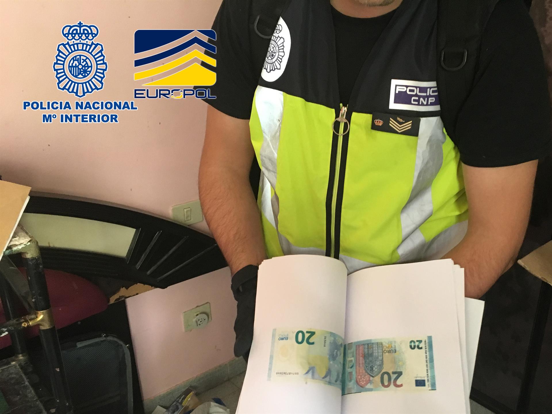 La organización fabricaba billetes y documentos de identidad fraudulentos.