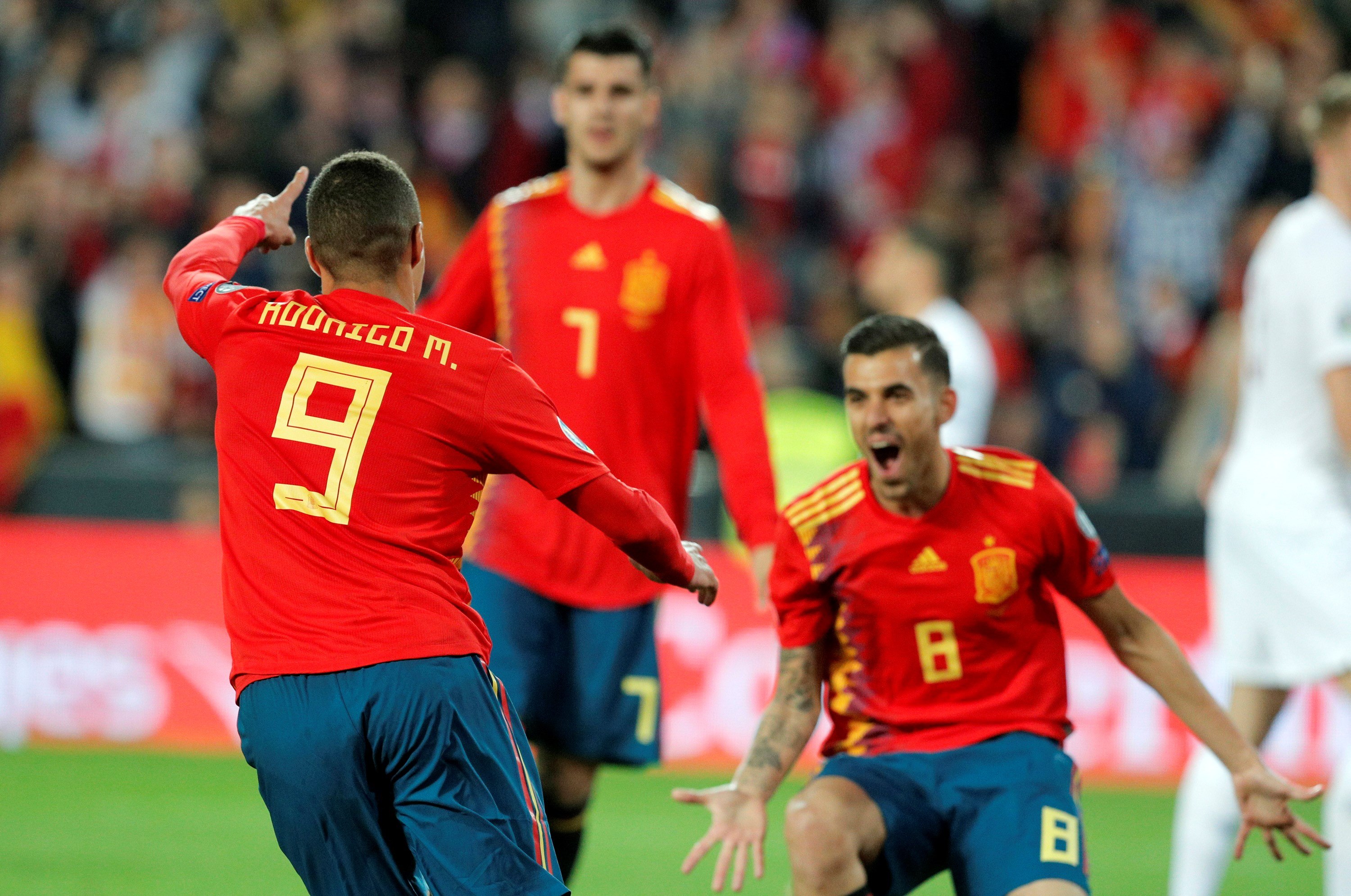 Los jugadores de la selección española, Dani Ceballos (d) y Rodrigo Moreno, celebran el primer gol de España. / efe