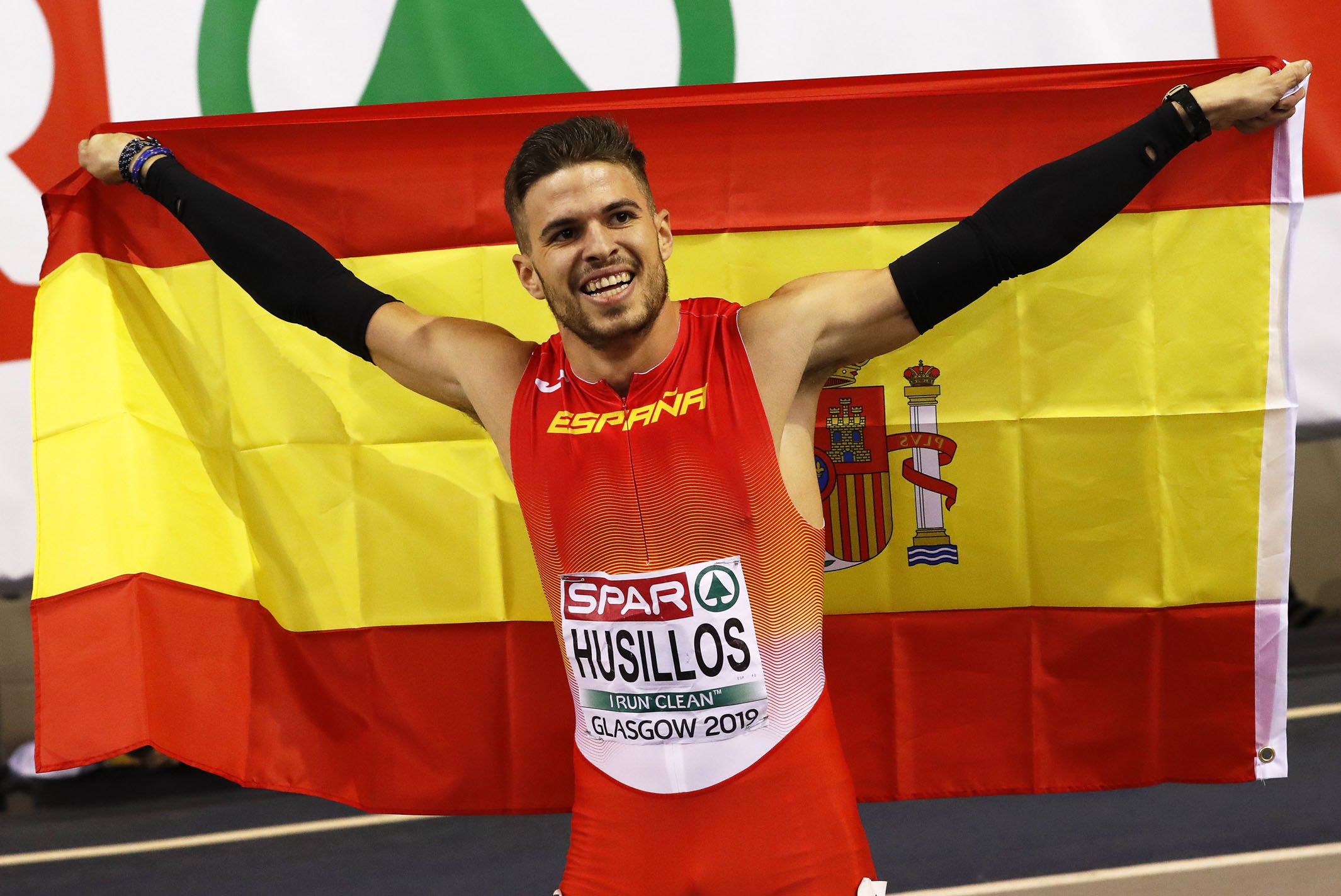 Óscar Husillos celebra la medalla de plata en los 400 metros del Europeo en pista cubierta.