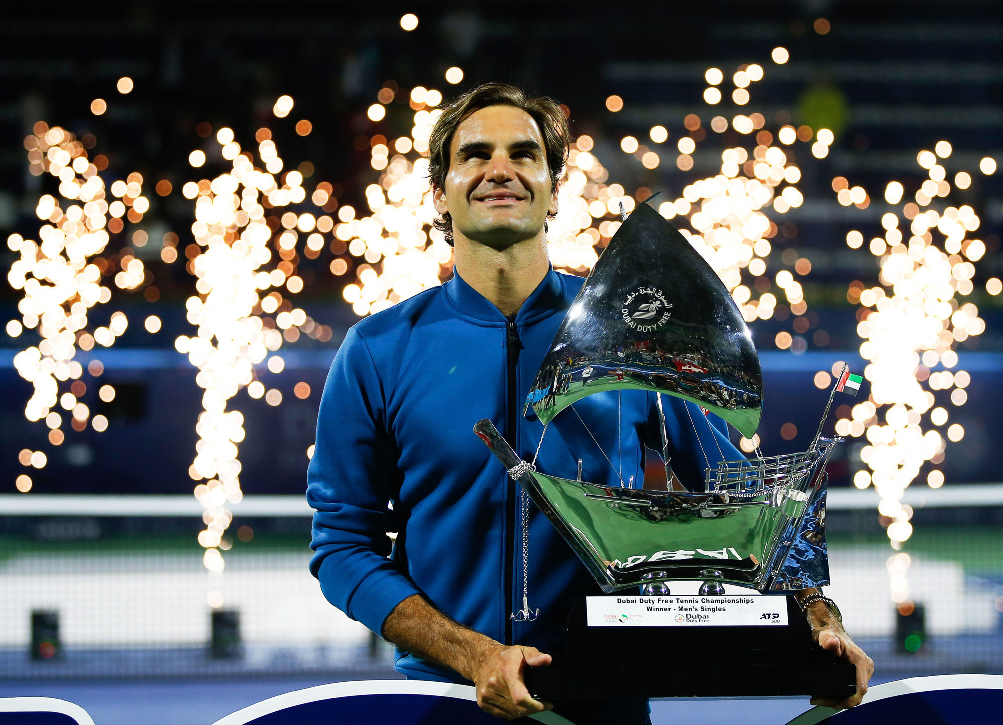 Roger Federer, con el trofeo de ganador del torneo de Dubái.