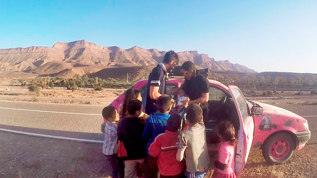 Niños de algunas aldeas marroquíes recogen los alimentos que repartieron los estudiantes segovianos en el rally solidario. / el adelantado