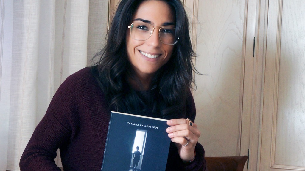 Tatiana Ballesteros posa junto a algunos ejemplares de su novela./ EL ADELANTADO