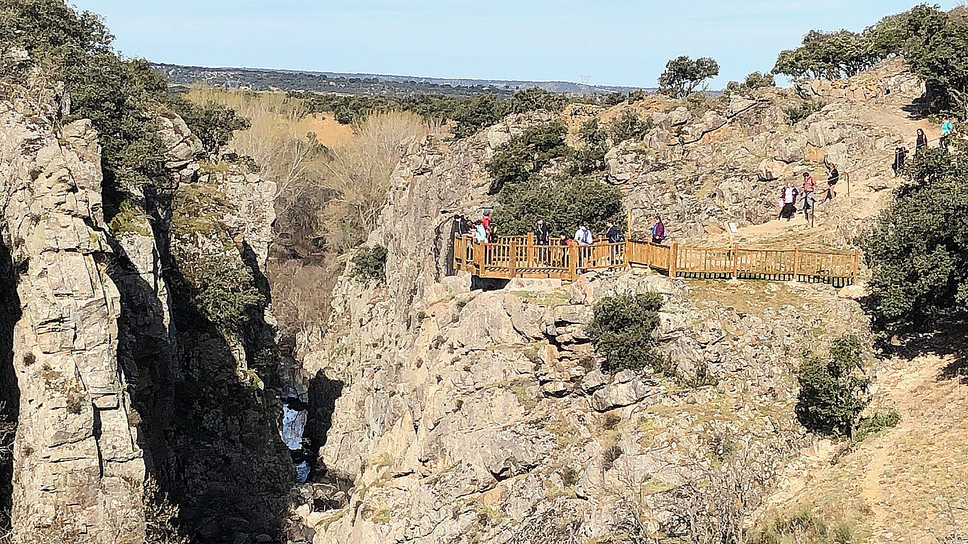 A la izquierda, los senderistas, en lo alto de la Risca de Valdeprados. /E.A.