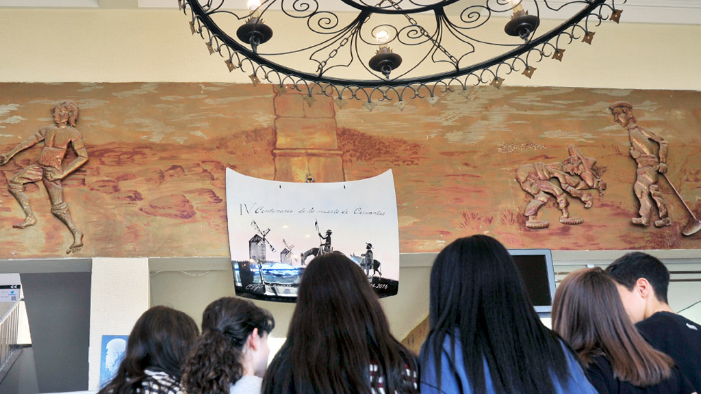 Un mural de Pepe Diviú y una gran lámpara forjada en el centro comparten espacio en el vestíbulo con un Quijote futurista y originales piezas de ‘literatura y chapa’. / KAMARERO