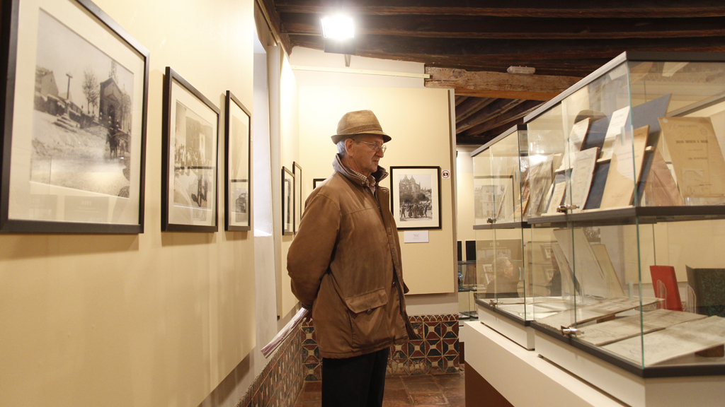 La exposición consta de imágenes, documentos y artículos periodísticos. /NEREA LLORENTE