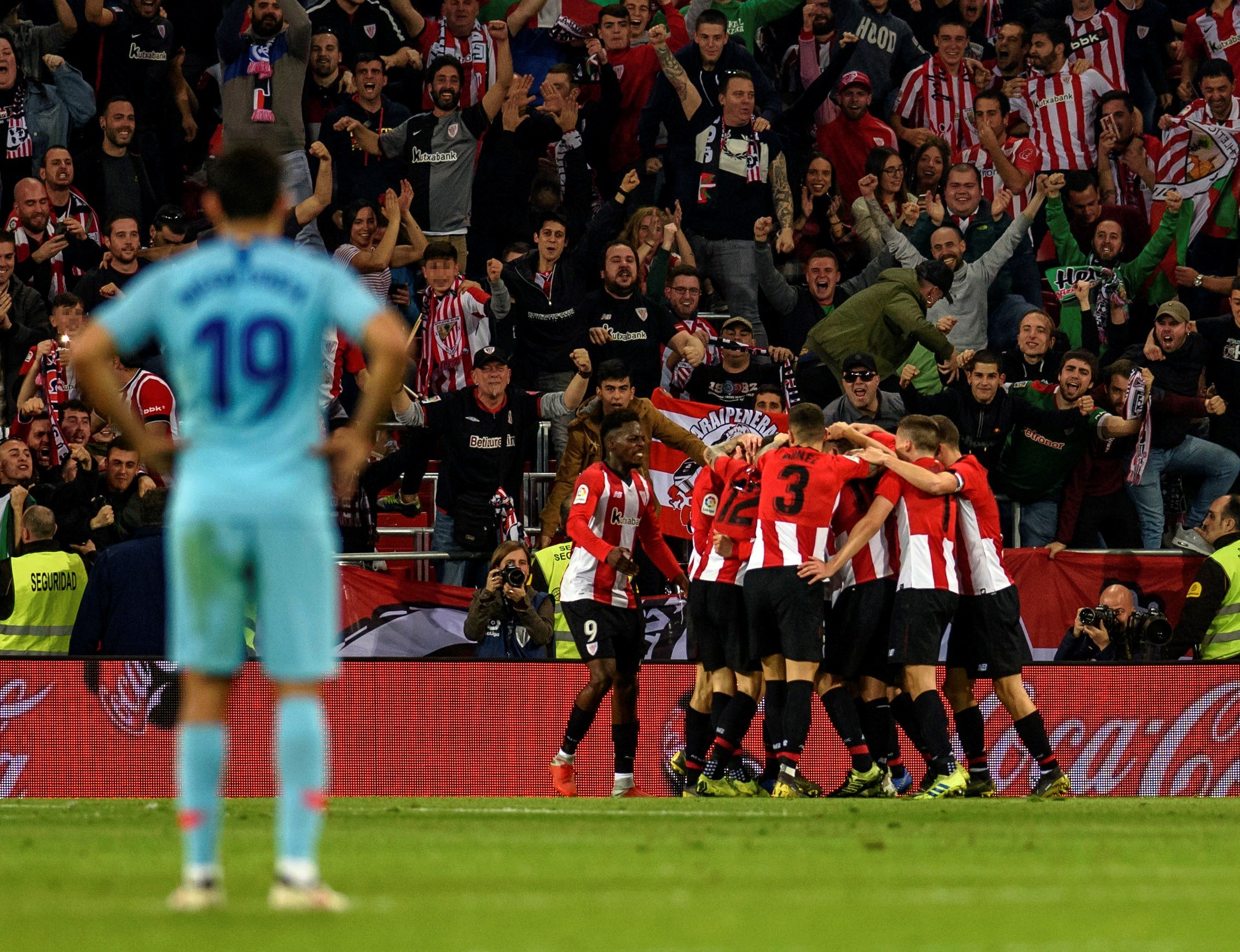 El Athletic hace más grande la herida de un Atlético con depresión 1 Los jugadores del Athletic celebran el segundo gol del equipo bilbaíno ante el Atlético de Madrid.