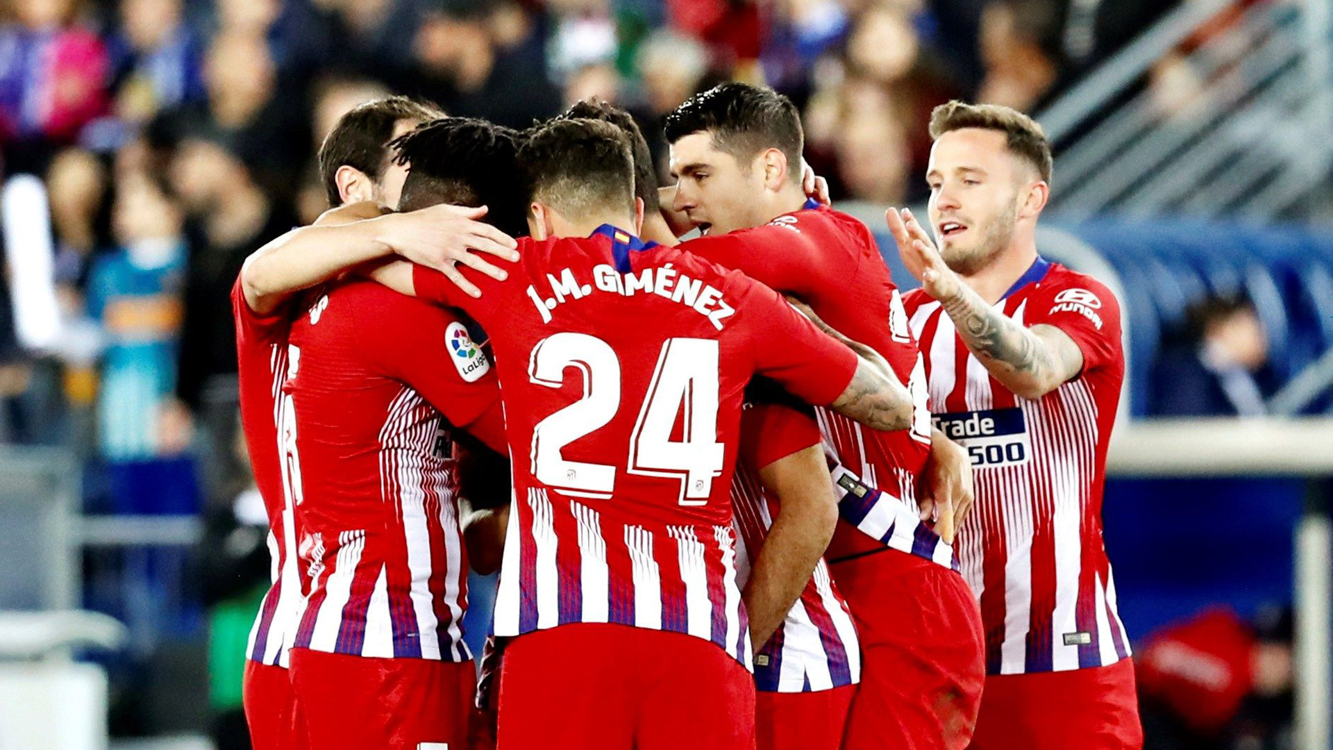 Mutación rojiblanca 1 Los jugadores del Atlético de Madrid celebran el gol de Diego Costa en la amplia victoria en Mendizorroza.