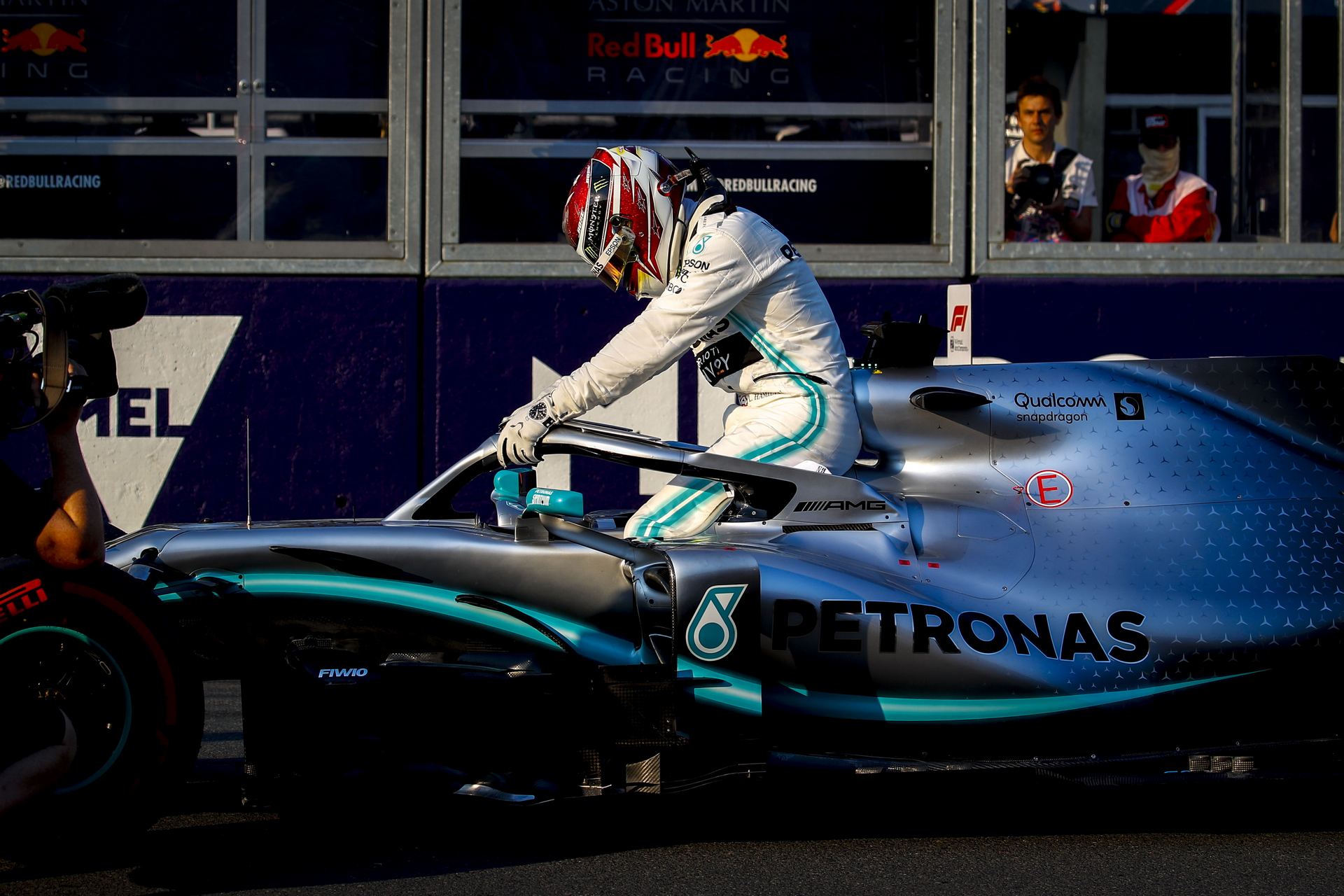 Hamilton inicia el Mundial desde la pole y Sainz saldrá decimoctavo 1 El piloto Lewis Hamilton, de Mercedes, sella la pole para la carrera del Gran Premio de Australia de hoy.