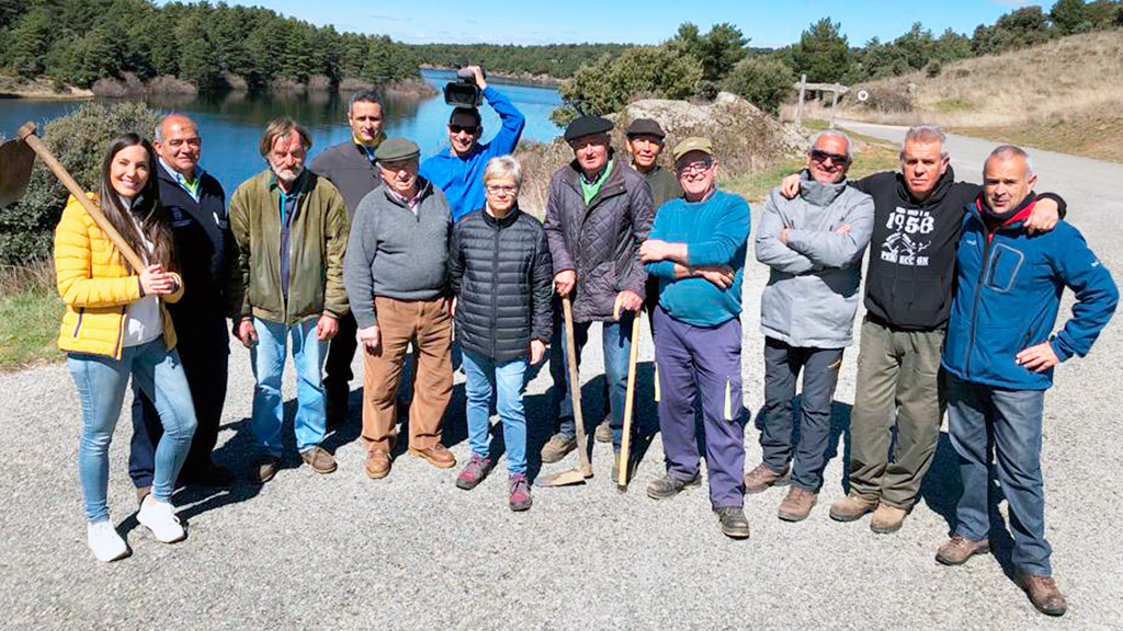 Varios miembros de la corporación municipal y algunos vecinos fueron los encargados de informar acerca de las caceras de riego de la localidad para terminar en la panadería elaborando sus tradicionales galletas.