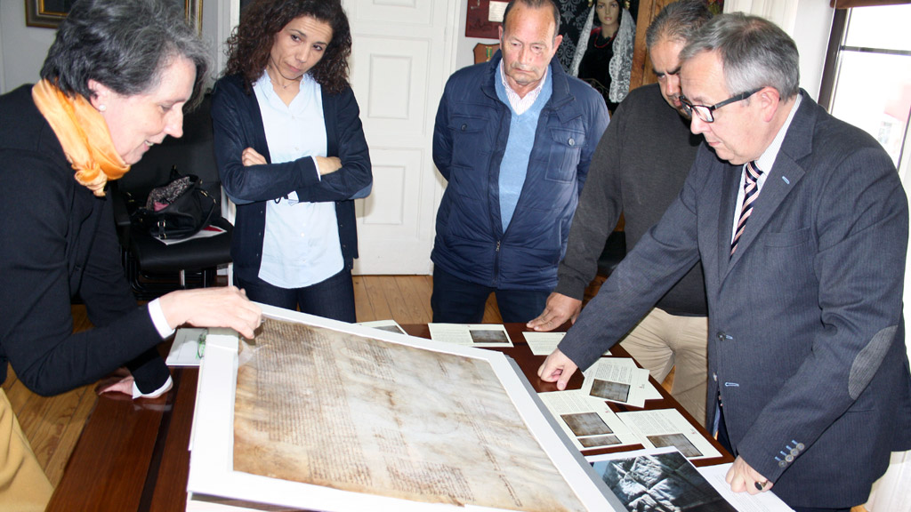 Los responsables de la Junta entregando al Ayuntamiento de Turégano el pergamino recién restaurado./ el adelantado