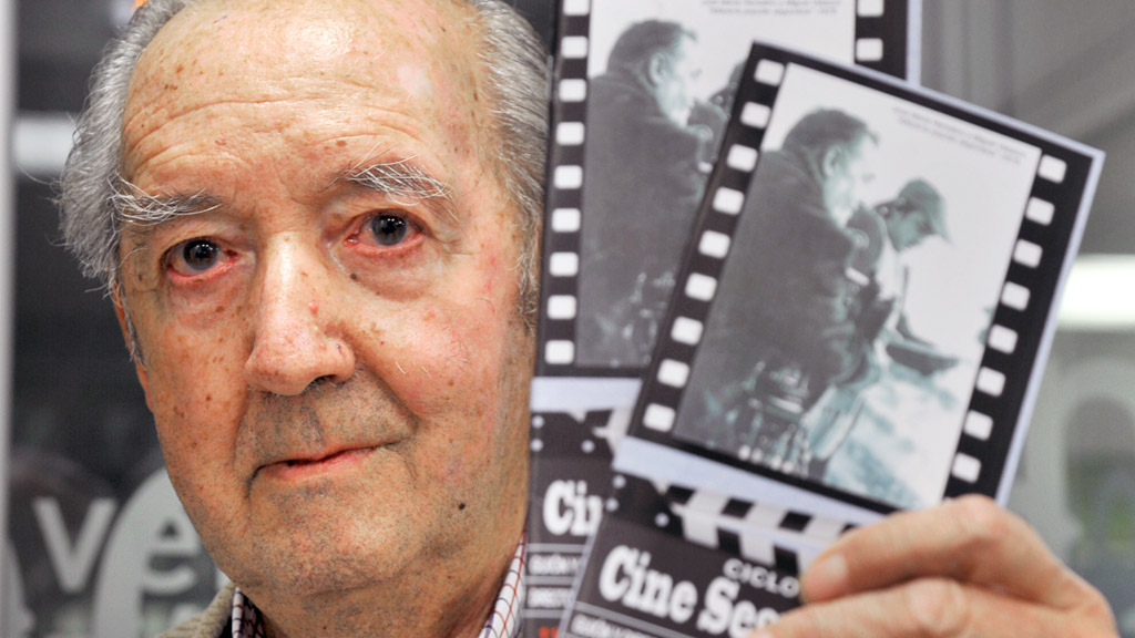 Miguel Velasco muestra los folletos informativos con el resumen de las proyecciones programadas./ kamarero