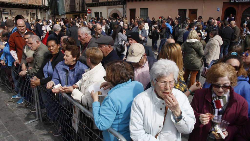 La plaza de San Lorenzo se llenó de amantes de la gastronomía en torno al cerdo. / Nerea Llorente