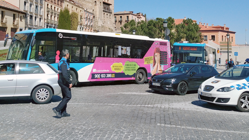 La Policía Local tuvo que intervenir para regular el tráfico. / E. A.